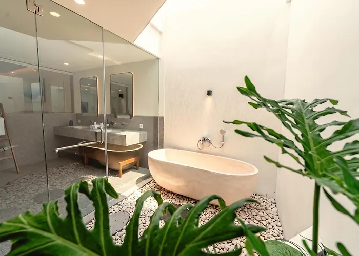 Aky - Daily Service, Luxury Pool ! *